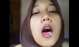 Indonesian Malay Hijabi Sweltering 02