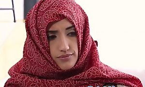 Arab babe fucked and facialized at the end of one's tether masseur